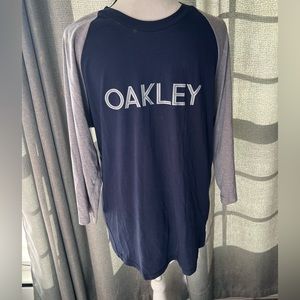 Mens Oakley mid sleeve t-shirt. Navy and gray with double logo size XL